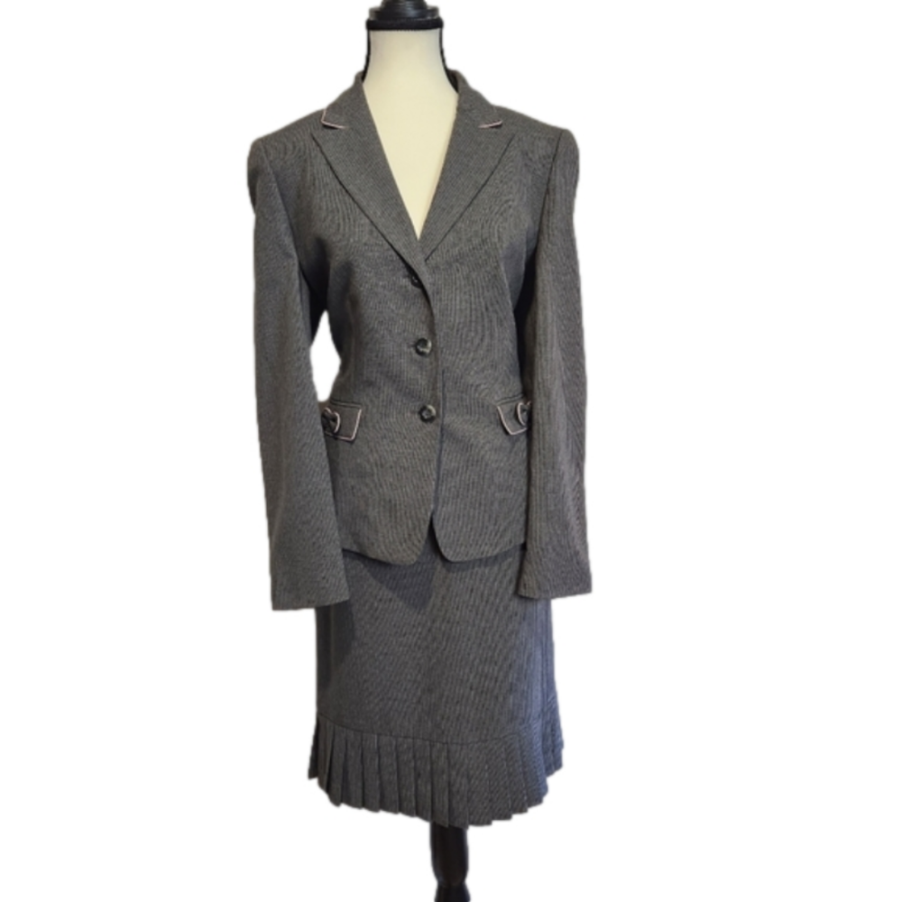 Tahari Women's Business suit Blazer and Skirt Size 10 Grey and Pink Pinstripe